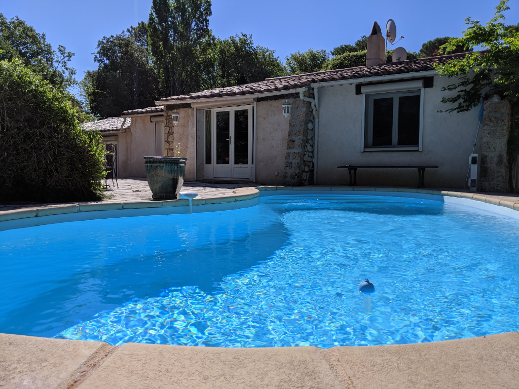 TOURTOUR, charmante villa avec piscine sur 1110 m2 de terrain.