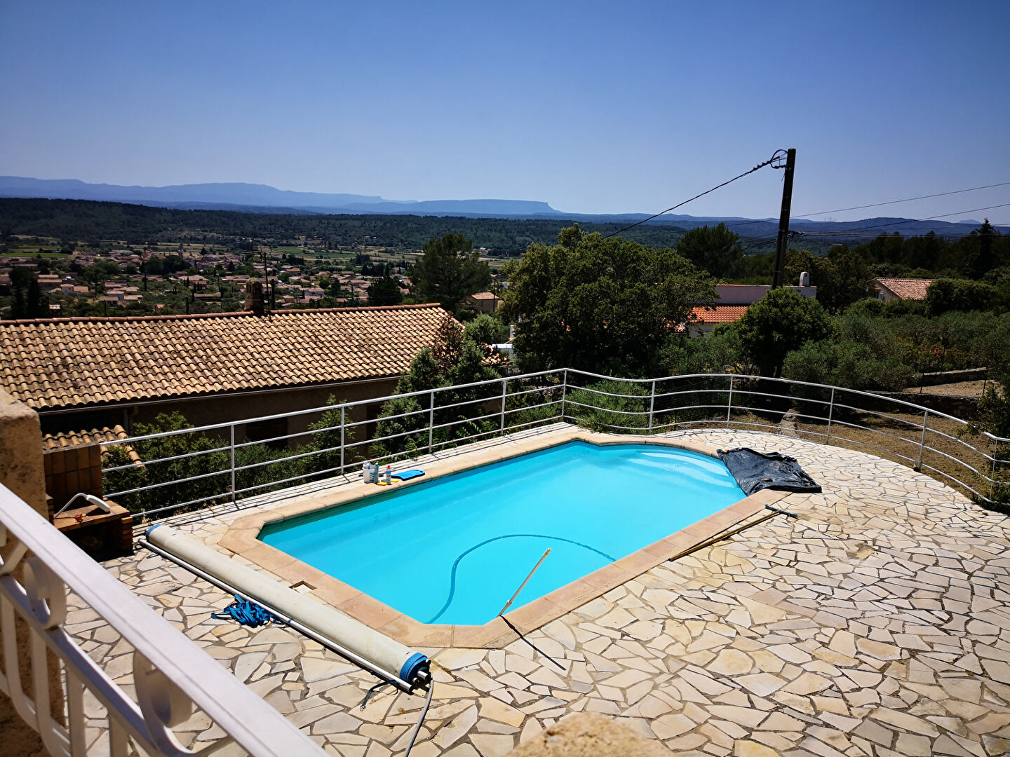 TAVERNES, villa avec piscine et vue dominante sur le village.