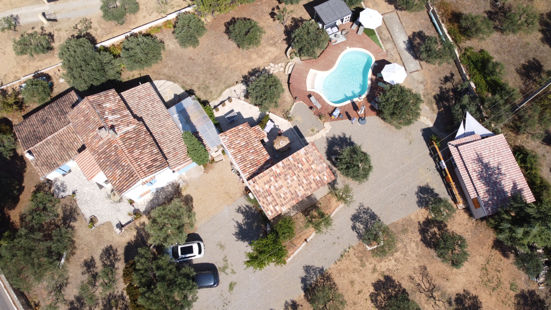 AUPS, propriété comprenant une maison avec piscine et 2 gîtes sur 3400 m2 de terrain.